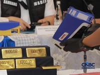 Petugas Bea dan Cukai mengecek kadar emas saat keterangan pers Penindakan Ekspor Ilegal Emas oleh Direktorat Jenderal Bea dan Cukai di Kantor Pusat Bea Cukai, Jakarta, Selasa, (15/9/2026). (CNBC Indonesia/Muhammad Sabki)