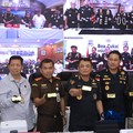 Petugas Bea dan Cukai mengecek kadar emas saat keterangan pers Penindakan Ekspor Ilegal Emas oleh Direktorat Jenderal Bea dan Cukai di Kantor Pusat Bea Cukai, Jakarta, Selasa, (15/9/2026). (CNBC Indonesia/Muhammad Sabki)