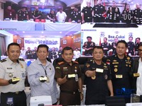 Petugas Bea dan Cukai mengecek kadar emas saat keterangan pers Penindakan Ekspor Ilegal Emas oleh Direktorat Jenderal Bea dan Cukai di Kantor Pusat Bea Cukai, Jakarta, Selasa, (15/9/2026). (CNBC Indonesia/Muhammad Sabki)