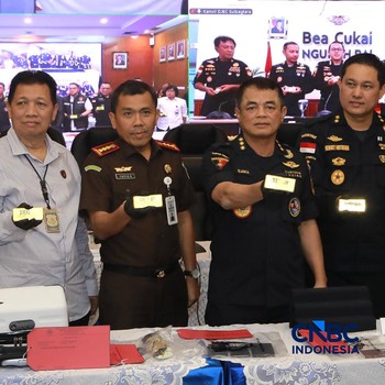Petugas Bea dan Cukai mengecek kadar emas saat keterangan pers Penindakan Ekspor Ilegal Emas oleh Direktorat Jenderal Bea dan Cukai di Kantor Pusat Bea Cukai, Jakarta, Selasa, (15/9/2026). (CNBC Indonesia/Muhammad Sabki)