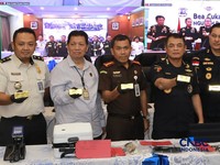 Petugas Bea dan Cukai mengecek kadar emas saat keterangan pers Penindakan Ekspor Ilegal Emas oleh Direktorat Jenderal Bea dan Cukai di Kantor Pusat Bea Cukai, Jakarta, Selasa, (15/9/2026). (CNBC Indonesia/Muhammad Sabki)