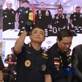 Petugas Bea dan Cukai mengecek kadar emas saat keterangan pers Penindakan Ekspor Ilegal Emas oleh Direktorat Jenderal Bea dan Cukai di Kantor Pusat Bea Cukai, Jakarta, Selasa, (15/9/2026). (CNBC Indonesia/Muhammad Sabki)
