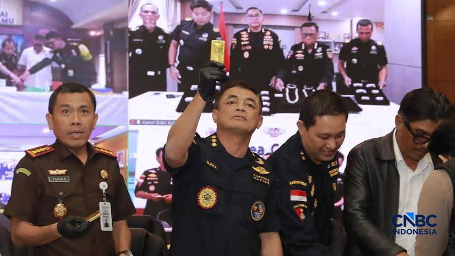 Petugas Bea dan Cukai mengecek kadar emas saat keterangan pers Penindakan Ekspor Ilegal Emas oleh Direktorat Jenderal Bea dan Cukai di Kantor Pusat Bea Cukai, Jakarta, Selasa, (15/9/2026).