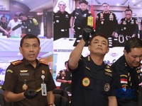 Petugas Bea dan Cukai mengecek kadar emas saat keterangan pers Penindakan Ekspor Ilegal Emas oleh Direktorat Jenderal Bea dan Cukai di Kantor Pusat Bea Cukai, Jakarta, Selasa, (15/9/2026). (CNBC Indonesia/Muhammad Sabki)