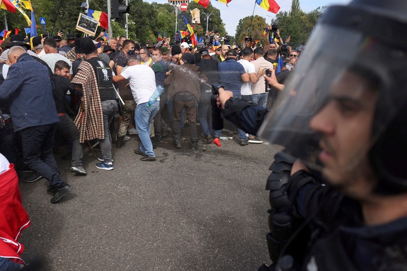 Para penggembala domba asal Rumania dan pendukung mantan calon presiden Calin Georgescu bentrok dengan petugas gendarmeri dalam sebuah unjuk rasa di depan kantor pusat pemerintah Rumania di Bukares, Rumania, pada 15 September 2026. (Inquam Photos/George Calin via REUTERS)