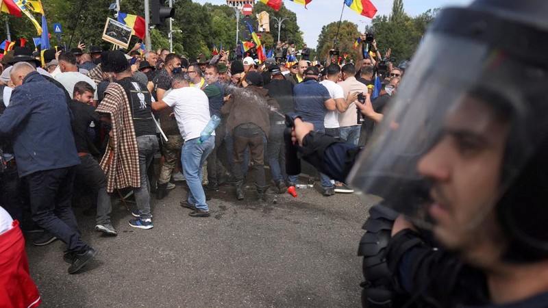 Petugas Gendarmerie Rumania menggunakan semprotan merica dalam unjuk rasa yang diprakarsai oleh para penggembala domba Rumania dan pendukung mantan calon presiden Calin Georgescu di depan kantor pusat pemerintah Rumania di Bukares, Rumania, pada 15 September 2026.