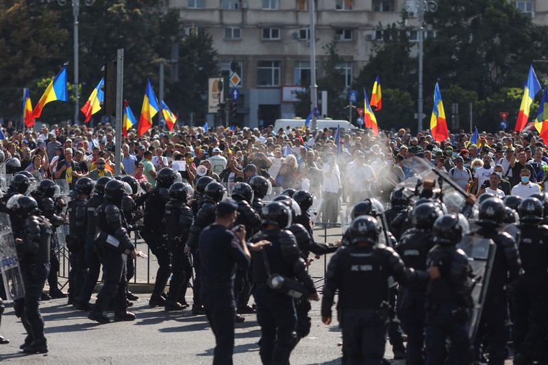 Para penggembala domba asal Rumania dan pendukung mantan calon presiden Calin Georgescu bentrok dengan petugas gendarmeri dalam sebuah unjuk rasa di depan kantor pusat pemerintah Rumania di Bukares, Rumania, pada 15 September 2026. (Inquam Photos/George Calin via REUTERS)