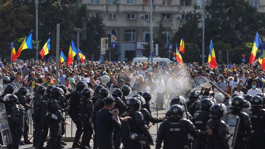 Petugas Gendarmerie Rumania menggunakan semprotan merica dalam unjuk rasa yang diprakarsai oleh para penggembala domba Rumania dan pendukung mantan calon presiden Calin Georgescu, di depan kantor pusat pemerintah Rumania di Bukares, Rumania, pada 15 September 2026.