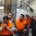 Politikus Golkar Fahd A Rafiq (tengah) mengenakan rompi KPK berwarna oranye usai terjaring dalam OTT terkait dugaan korupsi pengurusan izin HGB PT Summarecon di Gedung Merah Putih KPK, Jakarta, Selasa (15/9/2026). (CNBC Indonesia/Emir Yanwardhana)