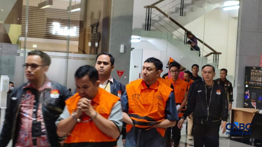 Politikus Golkar Fahd A Rafiq (tengah) mengenakan rompi KPK berwarna oranye usai terjaring dalam OTT terkait dugaan korupsi pengurusan izin HGB PT Summarecon di Gedung Merah Putih KPK, Jakarta, Selasa (15/9/2026). (CNBC Indonesia/Emir Yanwardhana)