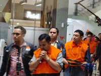 Politikus Golkar Fahd A Rafiq (tengah) mengenakan rompi KPK berwarna oranye usai terjaring dalam OTT terkait dugaan korupsi pengurusan izin HGB PT Summarecon di Gedung Merah Putih KPK, Jakarta, Selasa (15/9/2026). (CNBC Indonesia/Emir Yanwardhana)