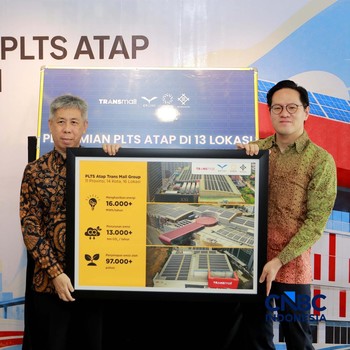 Presiden Director & CEO PT Trans Retail Indonesia Ali Gunawan bersama VP Commercial Xurya, Adhi Laksmanaputra menandatangani sekaligus meresmikan PLTS Atap di 13 Lokasi di Trans mall Cempaka Putih, Jakarta, Selasa, 15/9. (CNBC Indonesia/Muhammad Sabk