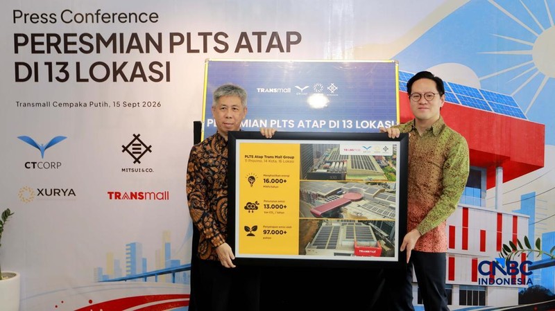 Presiden Director & CEO PT Trans Retail Indonesia Ali Gunawan bersama VP Commercial Xurya, Adhi Laksmanaputra menandatangani sekaligus meresmikan PLTS Atap di 13 Lokasi di Trans mall Cempaka Putih, Jakarta, Selasa, 15/9. (CNBC Indonesia/Muhammad Sabk