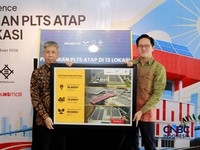 Presiden Director & CEO PT Trans Retail Indonesia Ali Gunawan bersama VP Commercial Xurya, Adhi Laksmanaputra menandatangani sekaligus meresmikan PLTS Atap di 13 Lokasi di Trans mall Cempaka Putih, Jakarta, Selasa, 15/9. (CNBC Indonesia/Muhammad Sabk