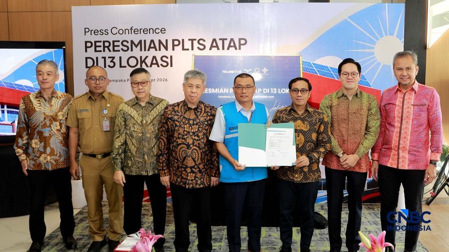 Presiden Director & CEO PT Trans Retail Indonesia Ali Gunawan bersama VP Commercial Xurya, Adhi Laksmanaputra menandatangani sekaligus meresmikan PLTS Atap di 13 Lokasi di Trans mall Cempaka Putih, Jakarta, Selasa, 15/9. (CNBC Indonesia/Muhammad Sabk
