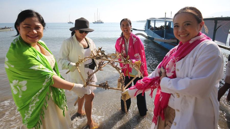 PT ANTAM (Persero) Tbk (ANTM) bersama peserta Women On The Move 2026 memperkuat komitmen terhadap pelestarian lingkungan melalui aksi konservasi laut bertajuk The Blue Legacy: An Exclusive Ocean Conservation Experience With ANTAM di Medana Bay, Lombo