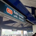 Sebuah video beredar di sosial media saat asap terlihat keluar dari sebuah kereta MRT sementara seluruh penumpang diminta untuk turun di Stasiun Bukit Gombak, Singapura, Selasa (15/9/2026). (Tangkapan Layar Facebook/mingwingcheong)
