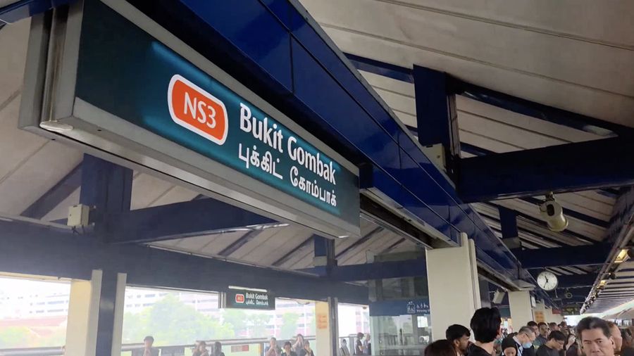 Sebuah video beredar di sosial media saat asap terlihat keluar dari sebuah kereta MRT sementara seluruh penumpang diminta untuk turun di Stasiun Bukit Gombak, Singapura, Selasa (15/9/2026). (Tangkapan Layar Facebook/mingwingcheong)