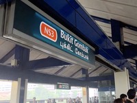 Sebuah video beredar di sosial media saat asap terlihat keluar dari sebuah kereta MRT sementara seluruh penumpang diminta untuk turun di Stasiun Bukit Gombak, Singapura, Selasa (15/9/2026). (Tangkapan Layar Facebook/mingwingcheong)