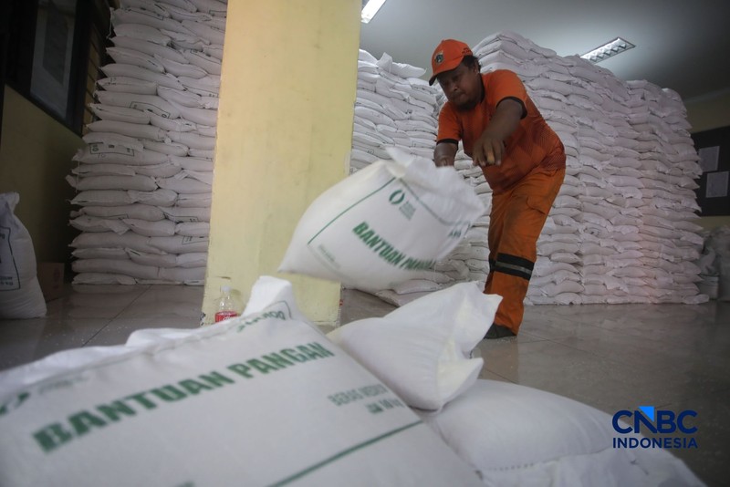 Sejumlah warga menerima bantuan pangan dari Perum Bulog di Kantor Kelurahan Kartini, Sawah Besar, Jakarta Pusat, Selasa (15/9/2026). (CNBC Indonesia/Faisal Rahman)