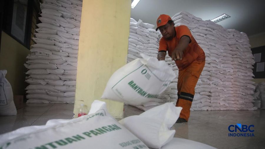 Sejumlah warga menerima bantuan pangan dari Perum Bulog di Kantor Kelurahan Kartini, Sawah Besar, Jakarta Pusat, Selasa (15/9/2026).