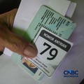 Sejumlah warga menerima bantuan pangan dari Perum Bulog di Kantor Kelurahan Kartini, Sawah Besar, Jakarta Pusat, Selasa (15/9/2026).(CNBC Indonesia/Faisal Rahman)