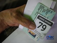 Sejumlah warga menerima bantuan pangan dari Perum Bulog di Kantor Kelurahan Kartini, Sawah Besar, Jakarta Pusat, Selasa (15/9/2026).(CNBC Indonesia/Faisal Rahman)