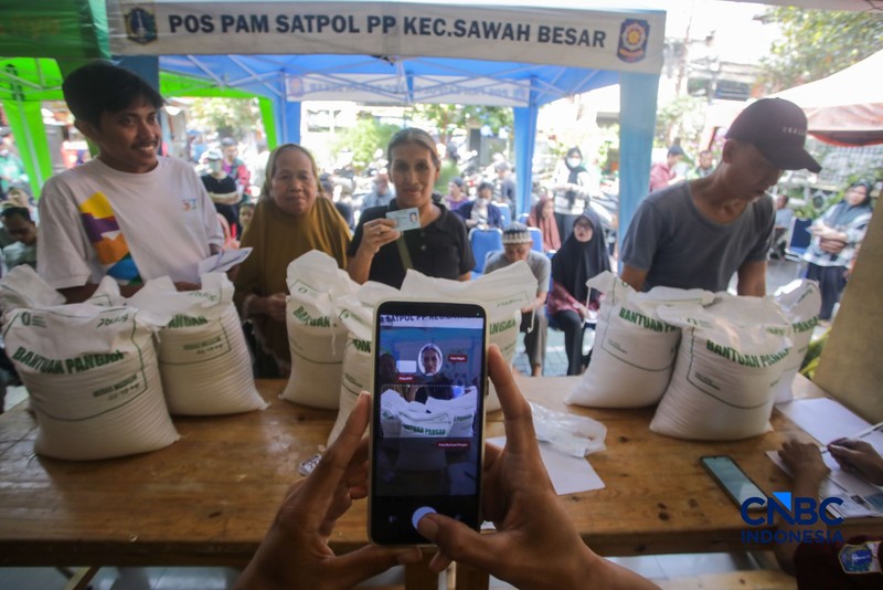Sejumlah warga menerima bantuan pangan dari Perum Bulog di Kantor Kelurahan Kartini, Sawah Besar, Jakarta Pusat, Selasa (15/9/2026). (CNBC Indonesia/Faisal Rahman)
