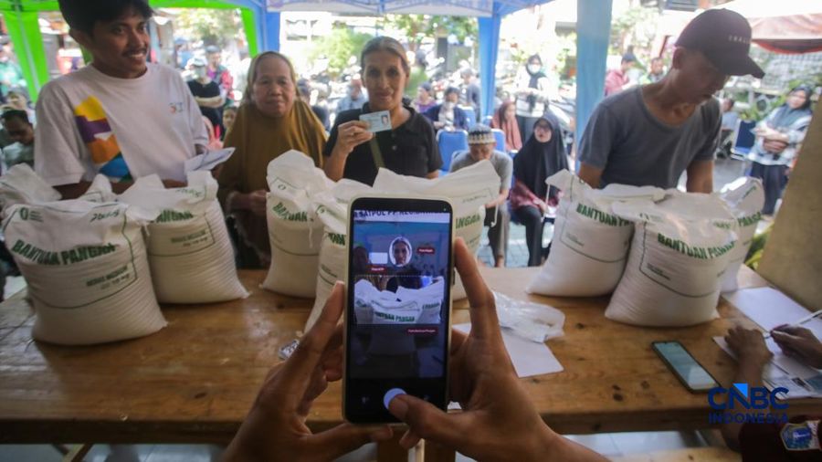 Sejumlah warga menerima bantuan pangan dari Perum Bulog di Kantor Kelurahan Kartini, Sawah Besar, Jakarta Pusat, Selasa (15/9/2026).(CNBC Indonesia/Faisal Rahman)