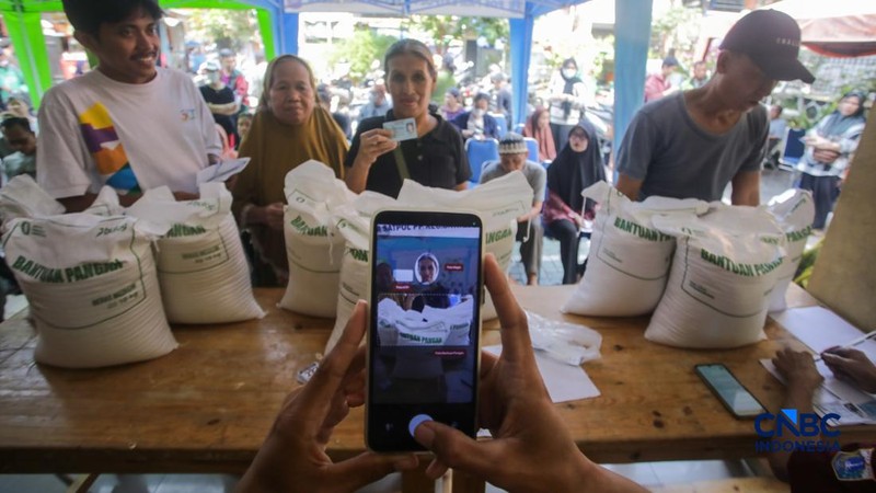 Sejumlah warga menerima bantuan pangan dari Perum Bulog di Kantor Kelurahan Kartini, Sawah Besar, Jakarta Pusat, Selasa (15/9/2026).(CNBC Indonesia/Faisal Rahman)