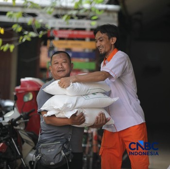 Sejumlah warga menerima bantuan pangan dari Perum Bulog di Kantor Kelurahan Kartini, Sawah Besar, Jakarta Pusat, Selasa (15/9/2026).(CNBC Indonesia/Faisal Rahman)