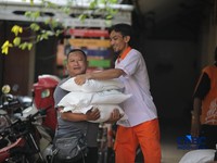 Sejumlah warga menerima bantuan pangan dari Perum Bulog di Kantor Kelurahan Kartini, Sawah Besar, Jakarta Pusat, Selasa (15/9/2026).(CNBC Indonesia/Faisal Rahman)