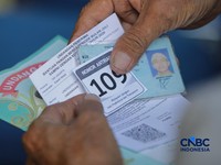 Sejumlah warga menerima bantuan pangan dari Perum Bulog di Kantor Kelurahan Kartini, Sawah Besar, Jakarta Pusat, Selasa (15/9/2026).(CNBC Indonesia/Faisal Rahman)