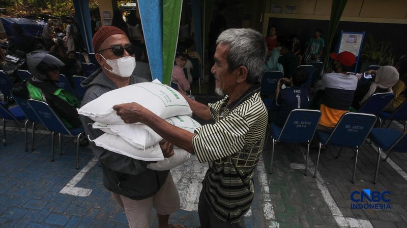 Sejumlah warga menerima bantuan pangan dari Perum Bulog di Kantor Kelurahan Kartini, Sawah Besar, Jakarta Pusat, Selasa (15/9/2026).