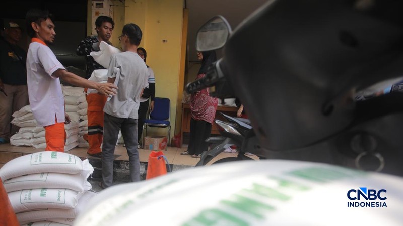 Sejumlah warga menerima bantuan pangan dari Perum Bulog di Kantor Kelurahan Kartini, Sawah Besar, Jakarta Pusat, Selasa (15/9/2026).