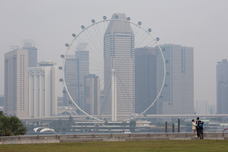 Bangunan hunian dan komersial diselimuti kabut asap di Orchard Road, Singapura, pada 15 September 2026. (REUTERS/Ore Huiying)
