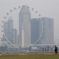 Singapore Flyer dan gedung-gedung komersial diselimuti kabut asap di kawasan Marina Bay, Singapura, pada 15 September 2026. (REUTERS/Ore Huiying)