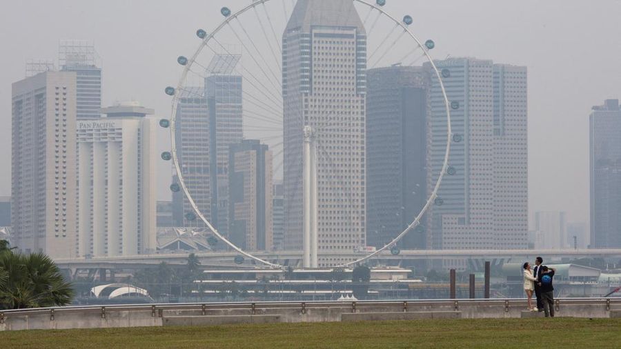 Singapore Flyer dan gedung-gedung komersial diselimuti kabut asap di kawasan Marina Bay, Singapura, pada 15 September 2026. Singapore Flyer dan gedung-gedung komersial diselimuti kabut asap di kawasan Marina Bay, Singapura, pada 15 September 2026.