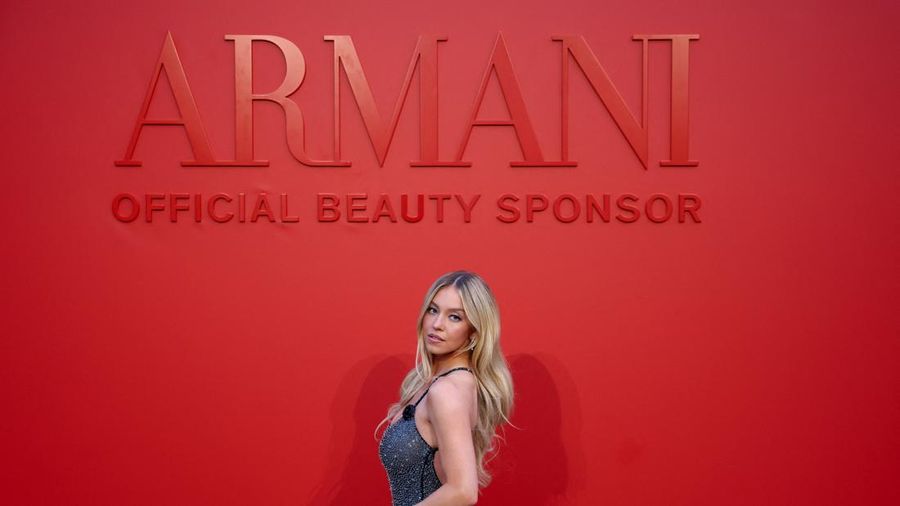 Sydney Sweeney berpose saat sesi pemotretan menjelang jamuan makan malam Armani Beauty di Royal Gardens selama Festival Film Internasional Venesia ke-83 di Venesia, Italia, 3 September 2026. (REUTERS/Yves Herman)