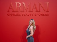 Sydney Sweeney berpose saat sesi pemotretan menjelang jamuan makan malam Armani Beauty di Royal Gardens selama Festival Film Internasional Venesia ke-83 di Venesia, Italia, 3 September 2026. (REUTERS/Yves Herman)
