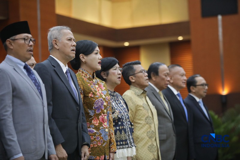 Menteri Keuangan Suahasil Nazara (kiri) dan Mantan Menteri Keuangan Purbaya Yudhi Sadewa (kanan) saat acara Serah Terima Jabatan Menteri Keuangan di Gedung Juanda II, Kementerian Kuangan, Jakarta, Selasa (15/9/2026). (CNBC Indonesia/Faisal Rahman)