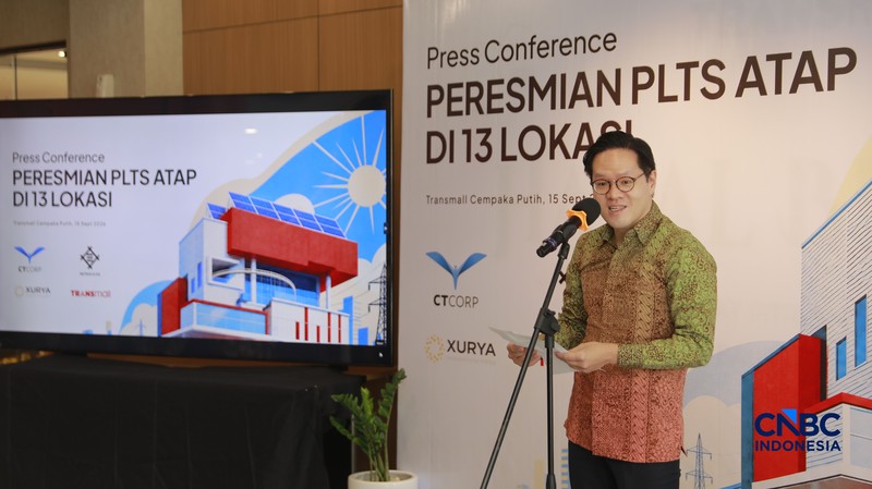 VP Commercial Xurya, Adhi Laksmanaputra memberikan sambutan dalam acara Peresmian PLTS Atap di 13 Lokasi di Trans mall Cempaka Putih, Jakarta, Selasa, 15/9. (CNBC Indonesia/Muhammad Sabki)