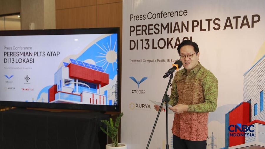 VP Commercial Xurya, Adhi Laksmanaputra memberikan sambutan dalam acara Peresmian PLTS Atap di 13 Lokasi di Trans mall Cempaka Putih, Jakarta, Selasa, 15/9. (CNBC Indonesia/Muhammad Sabki)