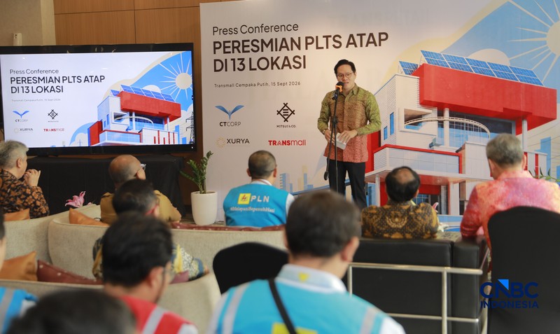 VP Commercial Xurya, Adhi Laksmanaputra memberikan sambutan dalam acara Peresmian PLTS Atap di 13 Lokasi di Trans mall Cempaka Putih, Jakarta, Selasa, 15/9. (CNBC Indonesia/Muhammad Sabki)