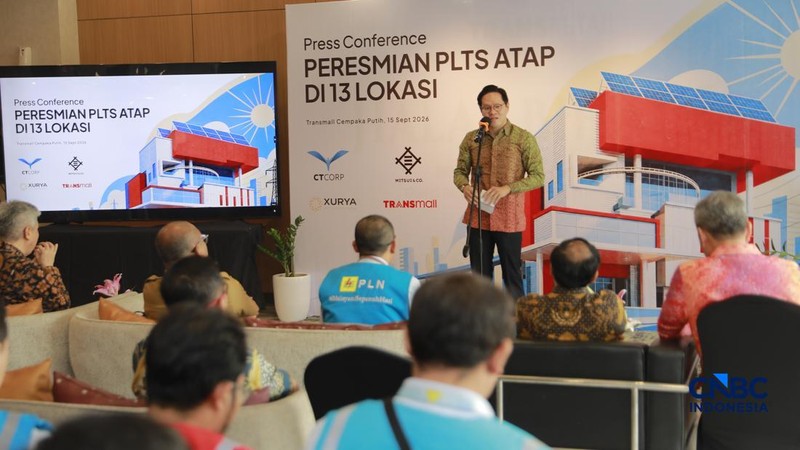 VP Commercial Xurya, Adhi Laksmanaputra memberikan sambutan dalam acara Peresmian PLTS Atap di 13 Lokasi di Trans mall Cempaka Putih, Jakarta, Selasa, 15/9. (CNBC Indonesia/Muhammad Sabki)