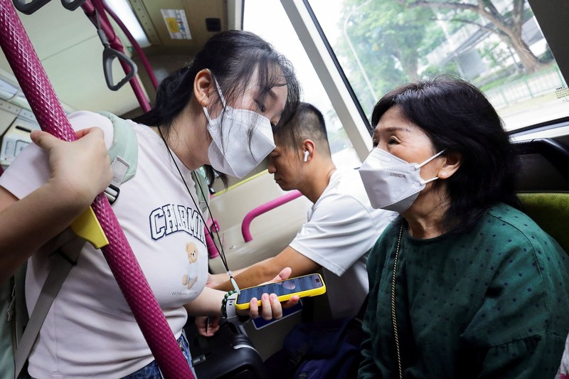 Bangunan hunian dan komersial diselimuti kabut asap di Orchard Road, Singapura, pada 15 September 2026. (REUTERS/Ore Huiying)