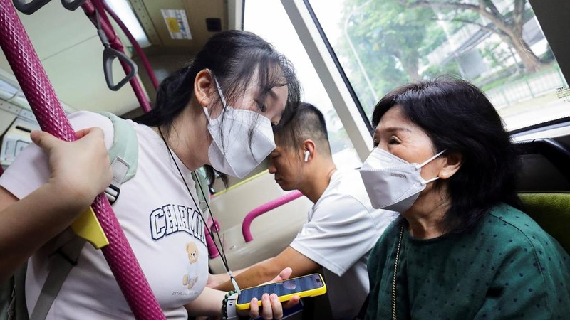Warga mengenakan masker pelindung saat menggunakan transportasi umum di tengah asap akibat kebakaran hutan di wilayah sekitar yang mengurangi jarak pandang di negara kota kepulauan tersebut, di Singapura, 14 September 2026. (REUTERS/Suhaimi Abdullah)