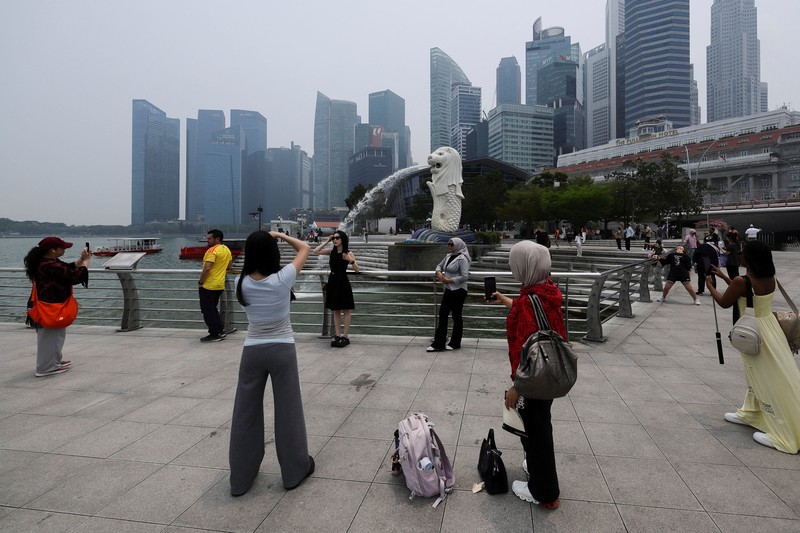 Bangunan hunian dan komersial diselimuti kabut asap di Orchard Road, Singapura, pada 15 September 2026. (REUTERS/Ore Huiying)