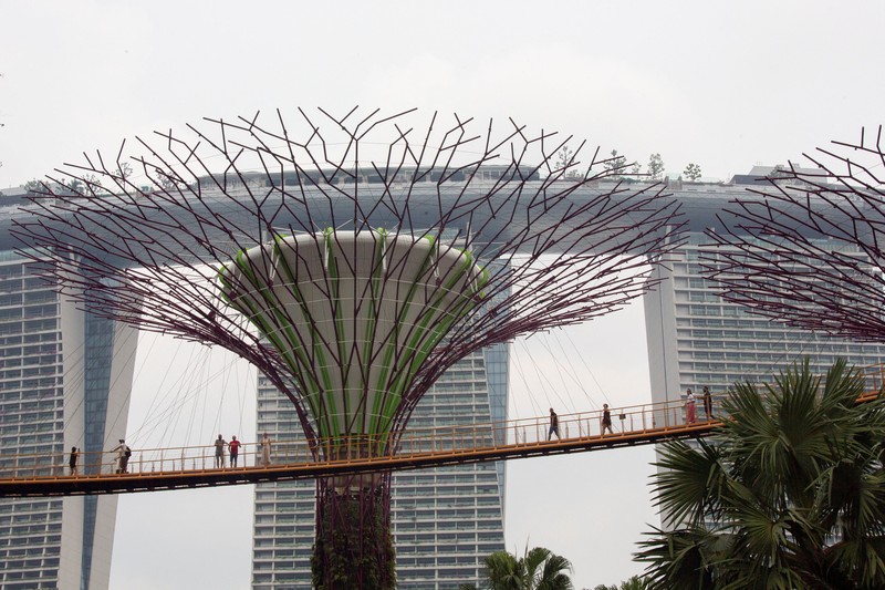 Bangunan hunian dan komersial diselimuti kabut asap di Orchard Road, Singapura, pada 15 September 2026. (REUTERS/Ore Huiying)