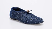 Bosan Flat Shoes Polos? Mary Jane Bahan Denim Ini Bikin OOTD Kasual Naik Level 